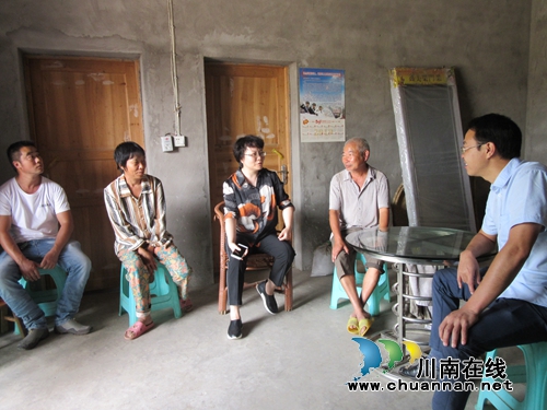 陈佳到泸县潮河镇开展贫困群众走访活动(图1)
