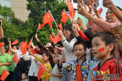 泸县万人合唱《我和我的祖国》 礼赞祖国(图2) 泸县万人合唱《我和我的祖国》 礼赞祖国(图2)