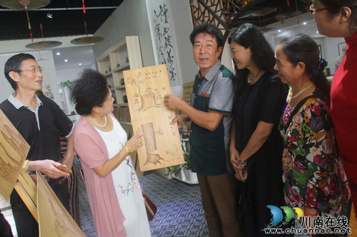 泸州农民李涛国庆节自办幽默烙画展祝福祖国(图1)