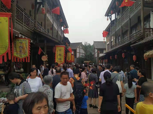 尧坝驿：上万游客欢度国庆&nbsp;&nbsp;体验表演受热捧(图1)