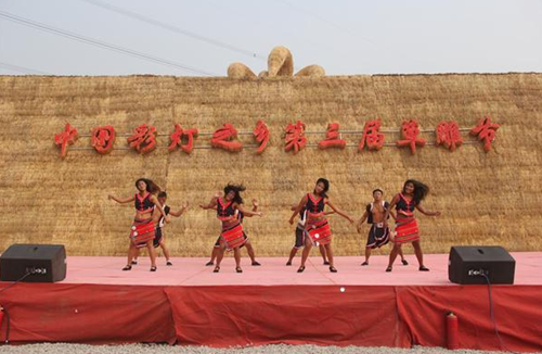 中国彩灯之乡-第三届草雕节在自贡开幕(图1)