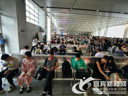 宜宾西站迎来首个小长假&nbsp;全力保障乘客出行(图2)