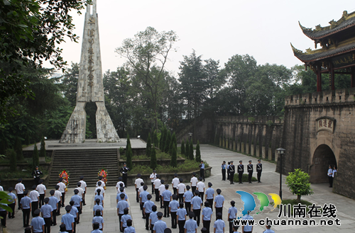 四川警察学院师生烈士纪念日集体缅怀英烈(图1)