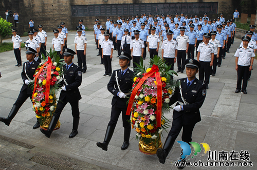 四川警察学院师生烈士纪念日集体缅怀英烈(图2)