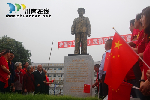 纳溪护国中学校友向母校捐铸朱德铜像(图1)