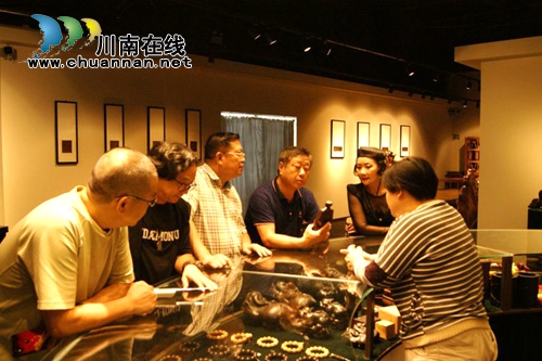 泸州：面对这些“宝贝”，文化“大腕”惊叹(图2)