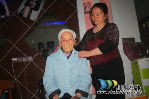 泸州102岁老人五世同堂&nbsp;女儿都已81岁(图1)