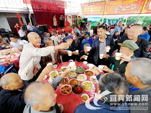 宜宾90后青年自掏腰包&nbsp;宴请当地老人过重阳节(图1)