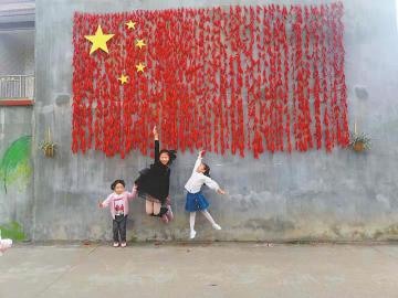 四川：100公斤红辣椒“绣”出五星红旗(图1)