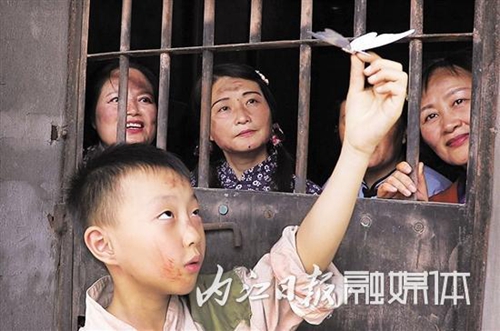 内江市民拍摄微电影《红岩红》献礼国庆(图1)