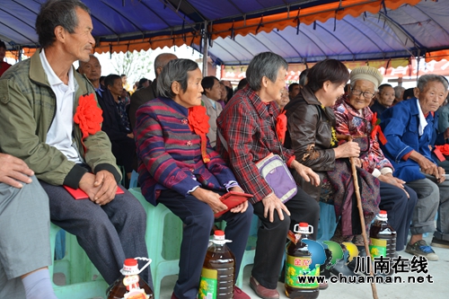 泸县龙城商会联合义工协会开展敬老节主题活动(图3)