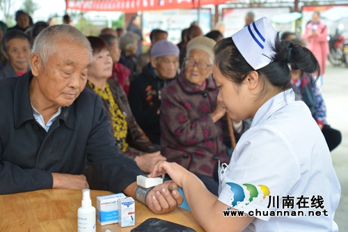 泸县龙城商会联合义工协会开展敬老节主题活动(图6)