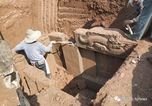 合江虎头镇甘雨村发现宋墓&nbsp;出土千年珍贵石刻(图1)