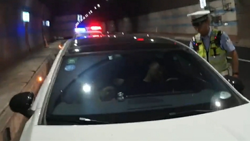 胆大!小车司机在宜泸高速隧道内违停睡觉(图1) 胆大!小车司机在宜泸高速隧道内违停睡觉(图1)