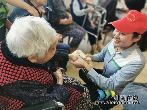 流动的红色爱心！泸州公交志愿者开展敬老活动(图2)