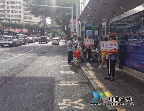 流动的红色爱心！泸州公交志愿者开展敬老活动(图3)