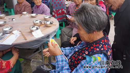 泸县立石镇天堂村开展“九九”敬老节庆祝活动(图2) 泸县立石镇天堂村开展“九九”敬老节庆祝活动(图2)