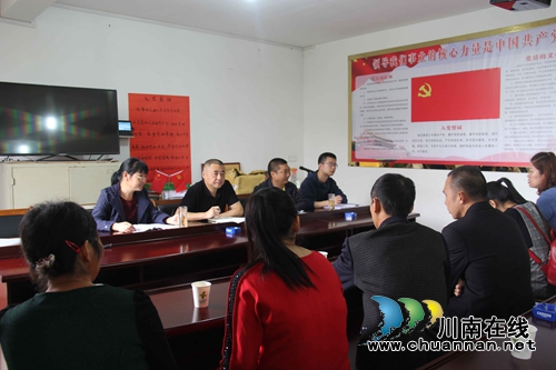 泸县法院院长谢杰到云龙镇摸排调研软弱涣散基层党组织工作(图1) 泸县法院院长谢杰到云龙镇摸排调研软弱涣散基层党组织工作(图1)