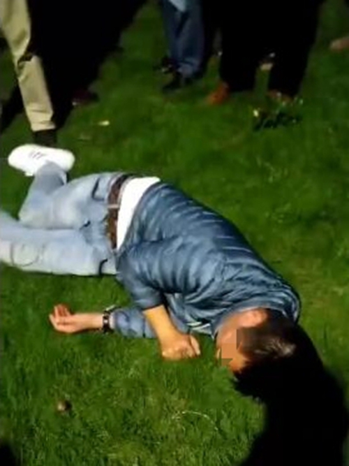 自贡一学校刚放学2女生遭2男子抢劫?警方回应(图2) 自贡一学校刚放学2女生遭2男子抢劫?警方回应(图2)