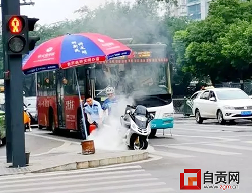 变身“流动消防员”&nbsp;自贡公交司机热心助人获赞(图1)