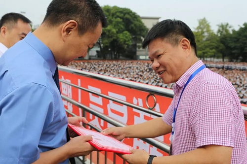 送法进校园！检察长“变身”泸高法治副校长(图1)