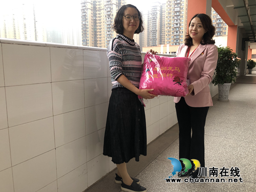 泸州十二中多举措开展党风廉政建设社会评价宣传工作(图2) 泸州十二中多举措开展党风廉政建设社会评价宣传工作(图2)