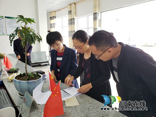 泸县县委宣传部到潮河镇督导幸福美丽新村文化院坝建设工作(图1)