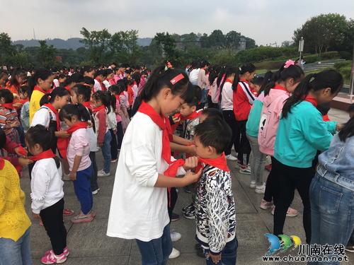 南溪罗龙实验小学举行庆祝“少先队建队日”暨少先队入队仪式(图2)