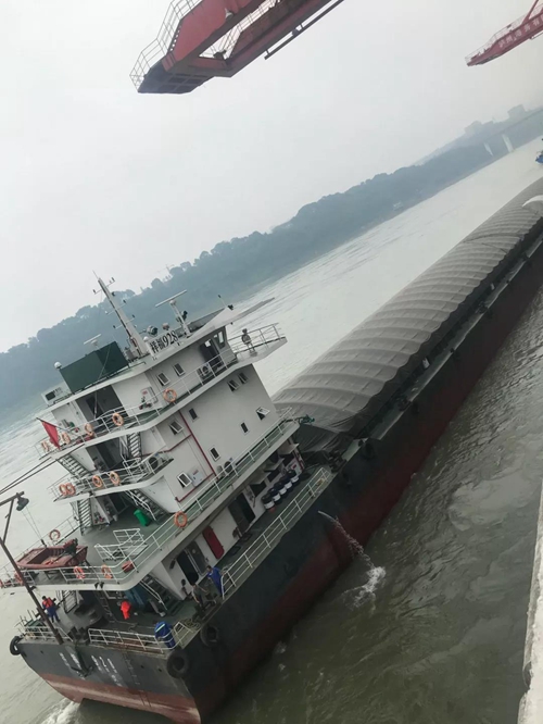 长130米！泸州港停靠至今为止最大的船(图1)