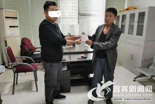 宜宾：乘客五千元掉公交车&nbsp;司机转辗找到失主(图2)