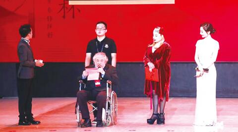 一袭素衣&nbsp;舞出诗仙魅力；诗咏酒城&nbsp;共享文化盛事(图2)