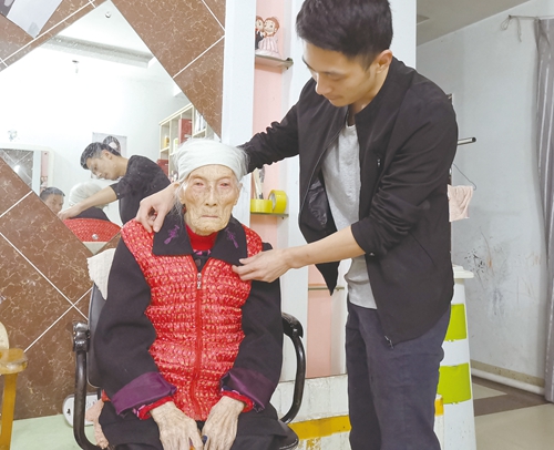 百岁老人五世同堂 良好家风代代相传(图2) 百岁老人五世同堂 良好家风代代相传(图2)