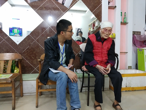 百岁老人五世同堂 良好家风代代相传(图1) 百岁老人五世同堂 良好家风代代相传(图1)