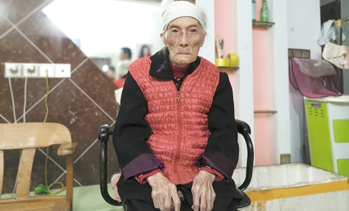 百岁老人五世同堂 良好家风代代相传(图3) 百岁老人五世同堂 良好家风代代相传(图3)