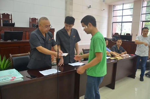 龙马战狼|司法温度•关爱弱势群体(图2)