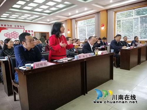 “用学术讲政治”&nbsp;省委党校副校长邓颖莅泸辅导(图2)