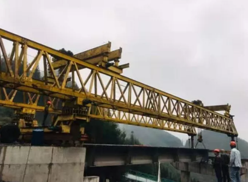 叙威高速鱼洞口大桥第一片T梁架设已完成(图1)