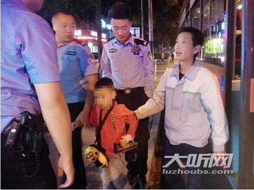 不收钱来，坐我旁边！&nbsp;泸州好人们送娃归家(图3)