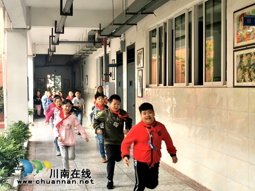 泸州市龙马潭区玉带河学校开展应急疏散演练(图1)