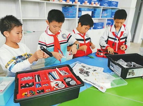 自贡三把“钥匙”打开创新教育之门(图1) 自贡三把“钥匙”打开创新教育之门(图1)