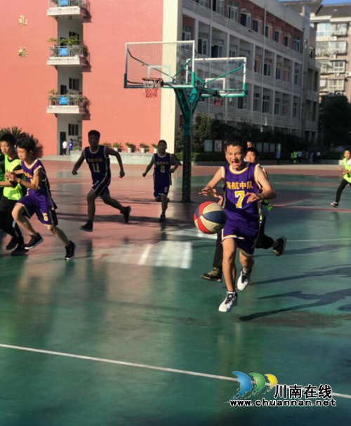 泸州十八中篮球赛&nbsp;燃爆整个校园(图1)