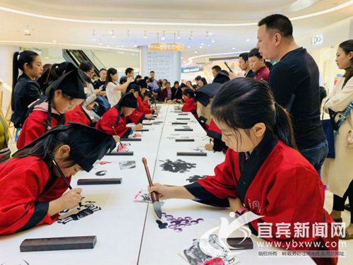 宜宾：主题绘画助力创文&nbsp;国画少年共描长卷(图1)