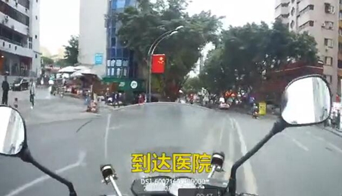 自贡警车开道8分钟&nbsp;为受伤村民打通生命通道(图1)