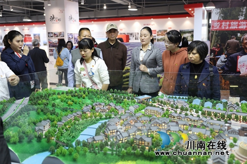 江阳区华阳街道干部职工参观“庆祝中华人民共和国成立70周年”专题成就展(图2)