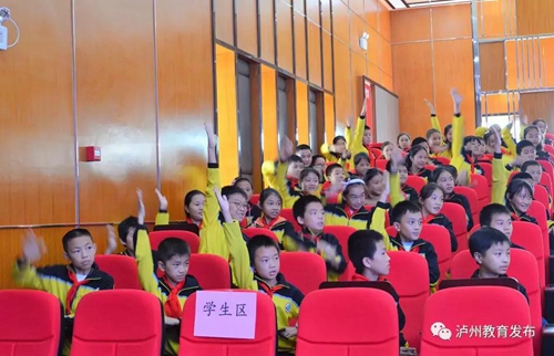 消防比武&nbsp;泸州市举行教职工安全知识技能大赛(图2)