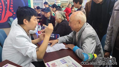 西南医大附院开展世界血栓日大型义诊活动(图6)