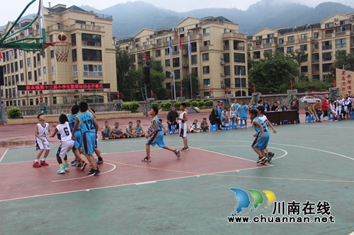 叙永县叙永镇第13届小学生篮球运动会在叙永镇中心校举行