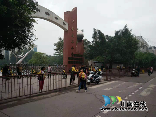 泸县立石镇坚守“护学岗”为中小学生撑起生命“安全伞”(图1)