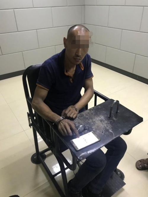 网购假警服假手枪&nbsp;内江男子冒充警察行骗被抓(图1)