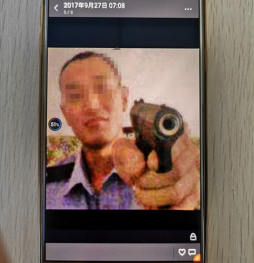 网购假警服假手枪&nbsp;内江男子冒充警察行骗被抓(图2)